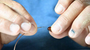 tesbih sanatcisi tesbih tanelerini diziyor