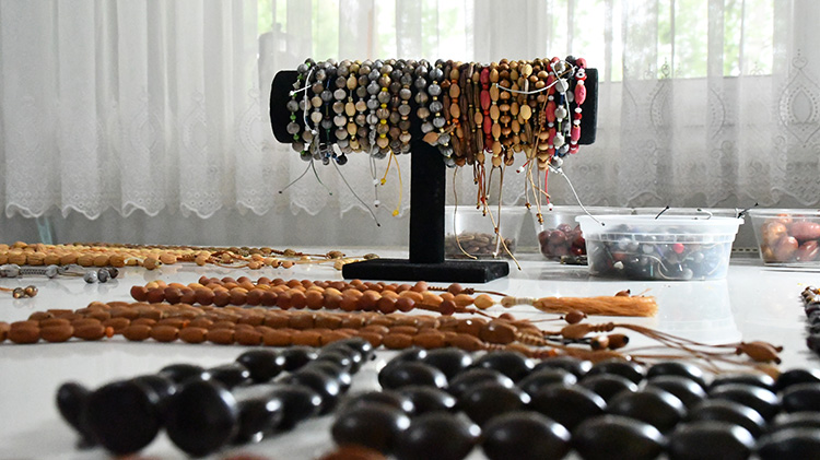 tesbih sanatcisinin tezgahindan bazi eserleri